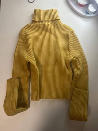 Jersey de cuello alto amarillo de canalé
