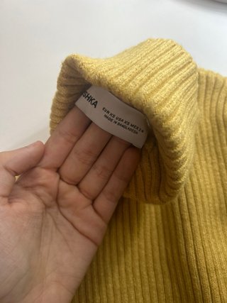 Jersey de cuello alto amarillo de canalé