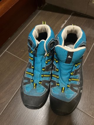 Botas de montaña azules y negras
