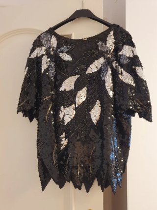 Blusa de lentejuelas negra y plateada