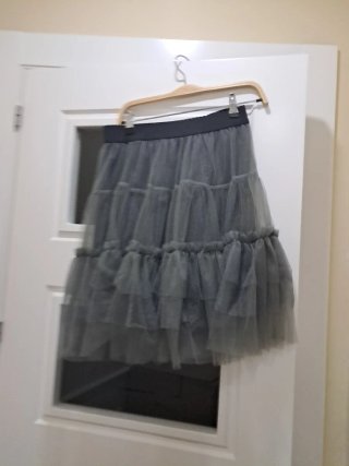 Falda de tul gris con volantes