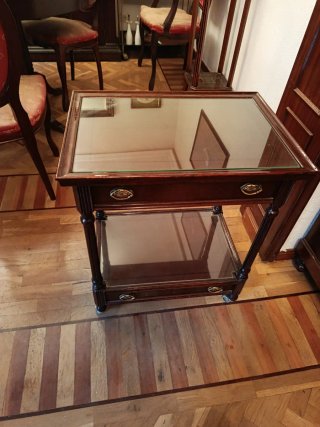 Mesa auxiliar de madera y cristal