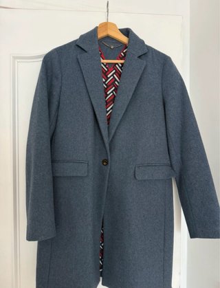 Abrigo de lana gris y azul