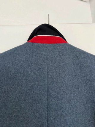 Abrigo de lana gris y azul