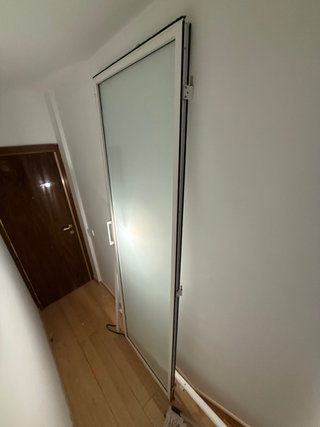Puerta de Vidrio con Marco Blanco