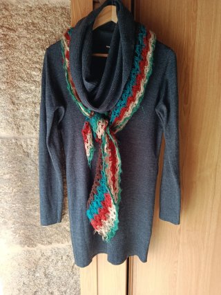 Vestido de punto gris con bufanda