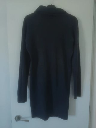 Vestido de punto gris con bufanda