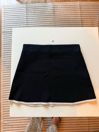 Falda Zara negra con detalle blanco