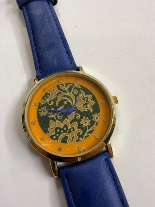 Reloj de pulsera azul y dorado