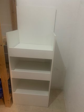 Mueble blanco con estantes