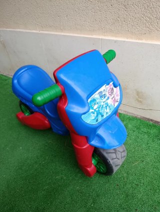 Moto correpasillos azul y roja