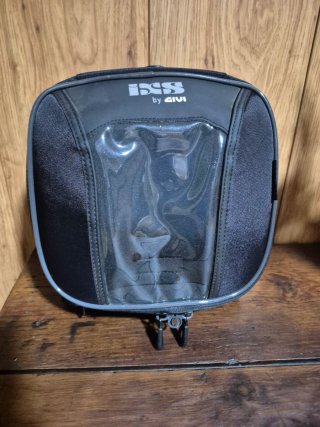 Bolsa sobre depósito Givi Ixs ampliatoria.