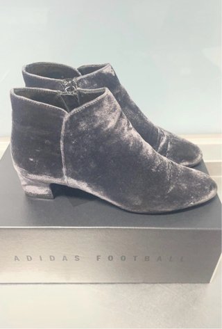 Botines terciopelo negro Mango talla 40.