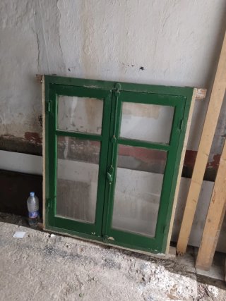 Ventana Antigua de Madera Verde