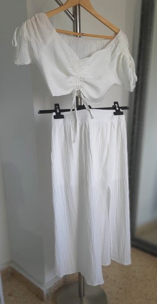 Conjunto top y falda. Nuevo sin estrenar. Color bl