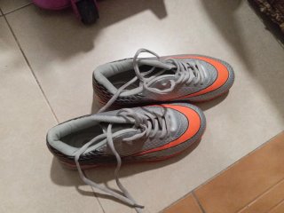 Tacos de fútbol y rodilleras un muy buen estado.