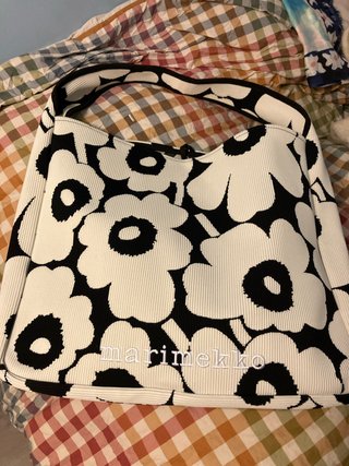 Bolso Marimekko Grande Flores Blanco y Negro