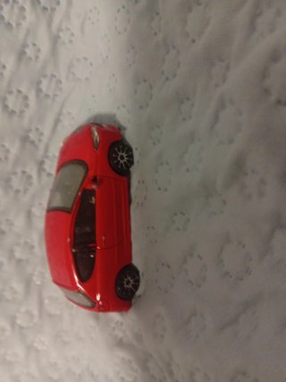 Coche de juguete rojo