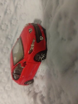 Coche de juguete rojo