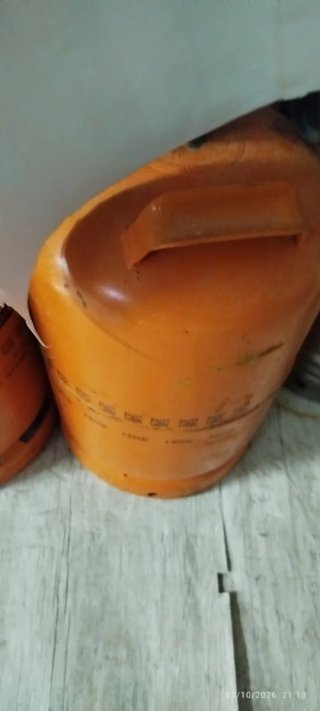 Botella naranja Vacía