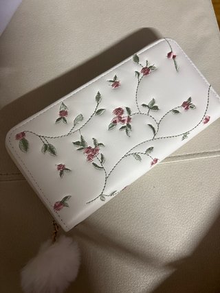 Billetera Blanca con Bordado Floral