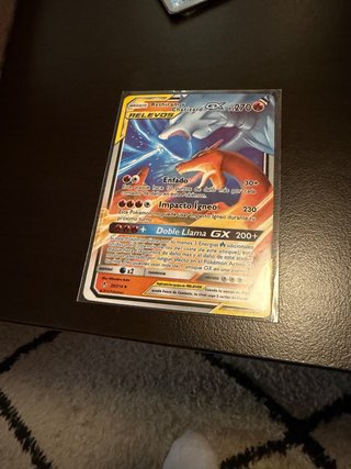 Carta Pokémon Reshiram y Charizard GX