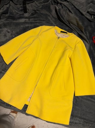 Abrigo amarillo