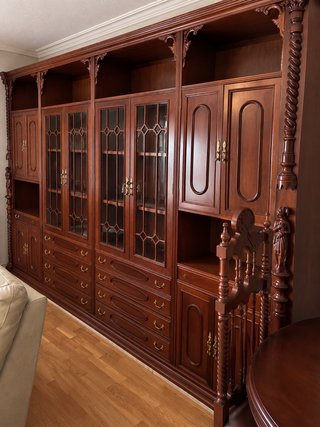 Librería clásica de madera con vitrinas