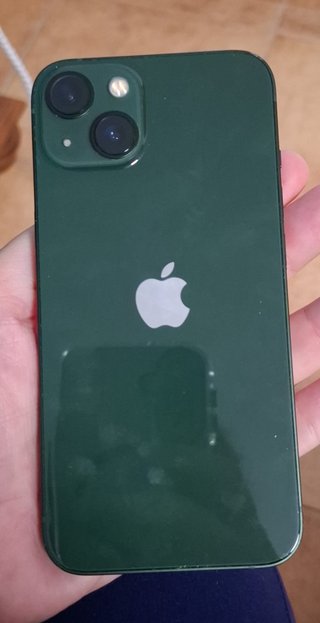 iPhone 13 con mancha negra en pantalla