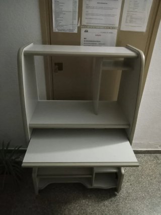Escritorio beige y blanco