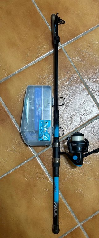 Caña de pescar y carrete con caja