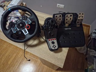 Volante de carreras Logitech G con diseño estiliza