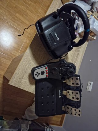 Volante de carreras Logitech G con diseño estiliza