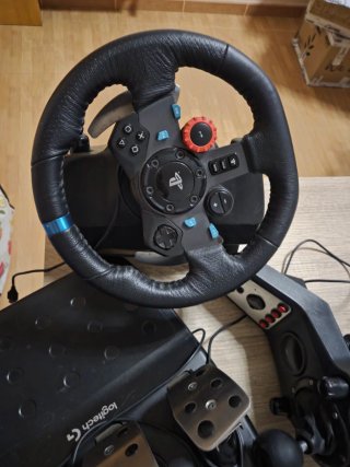 Volante de carreras Logitech G con diseño estiliza