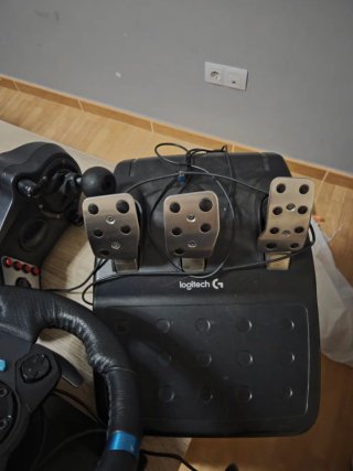 Volante de carreras Logitech G con diseño estiliza