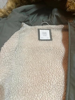 Abrigo Verde con Capucha para Niña. Talla 13-14