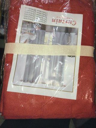Pareja de Cortinas Rojas con Ojales