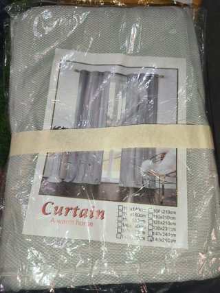 Pareja de Cortinas Rojas con Ojales