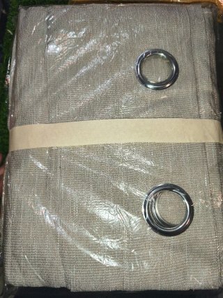 Pareja de Cortinas Rojas con Ojales
