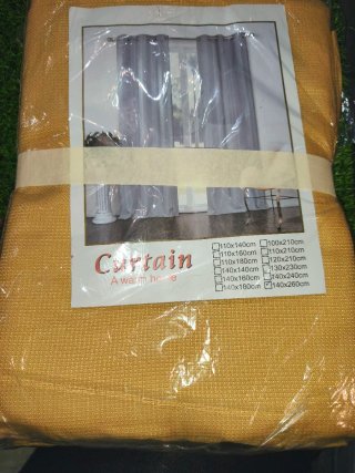 Pareja de Cortinas Rojas con Ojales