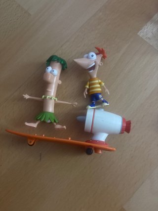 Figuras Phineas y Ferb con patineta