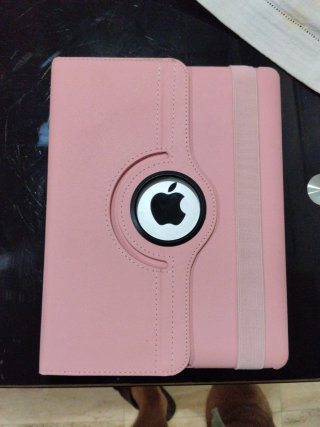 I pad + funda, sin cargador, pantalla rota.