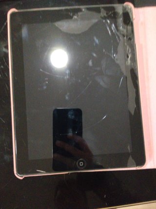 I pad + funda, sin cargador, pantalla rota.