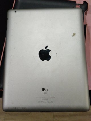 I pad + funda, sin cargador, pantalla rota.