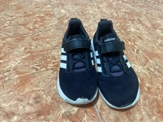 Zapatilla deportiva negra adidas