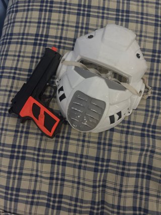 Pistola y máscara de juguete