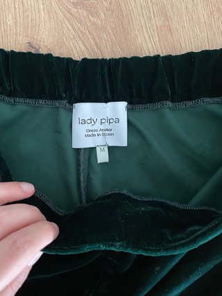 Traje de terciopelo de color verde botella