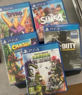 Lote 4 Giochi PS4: Spyro, Sims 4, Crash, PvZ
