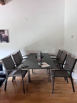 Mesa de comedor de cristal y metal