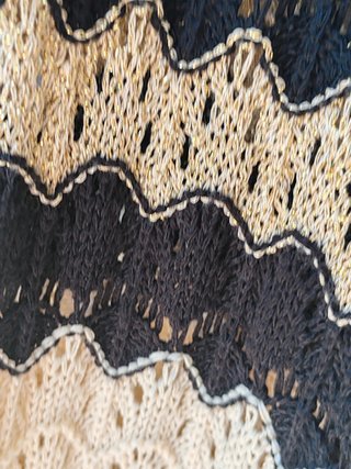 Chaleco largo punto calado crochet rayas dorado